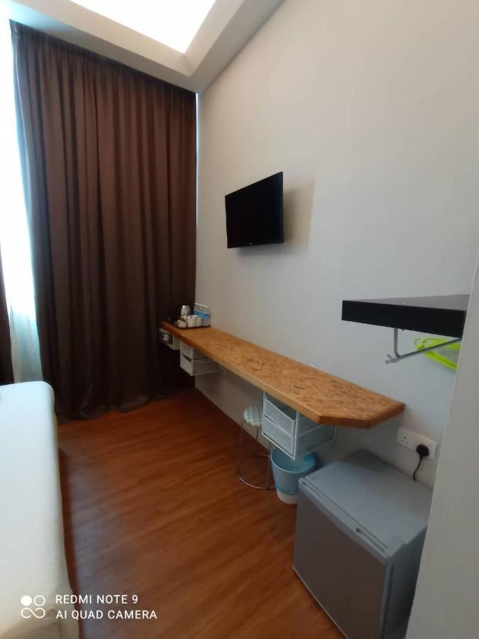 The Riverbank Hotel Kuantan Exterior photo